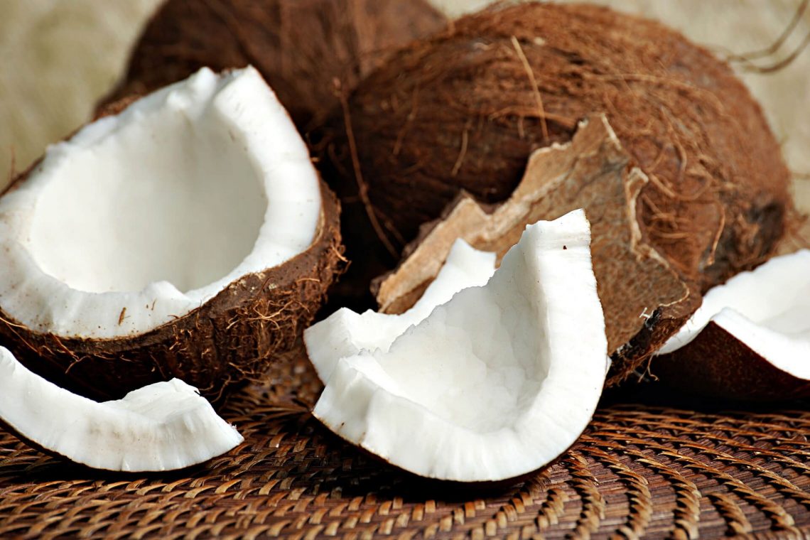 Cùi dừa già là một trong những thực phẩm giàu sắt nhât