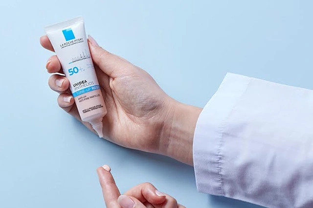 Kem chống nắng dưỡng ẩm giá 500k nâng tone của La Roche Posay